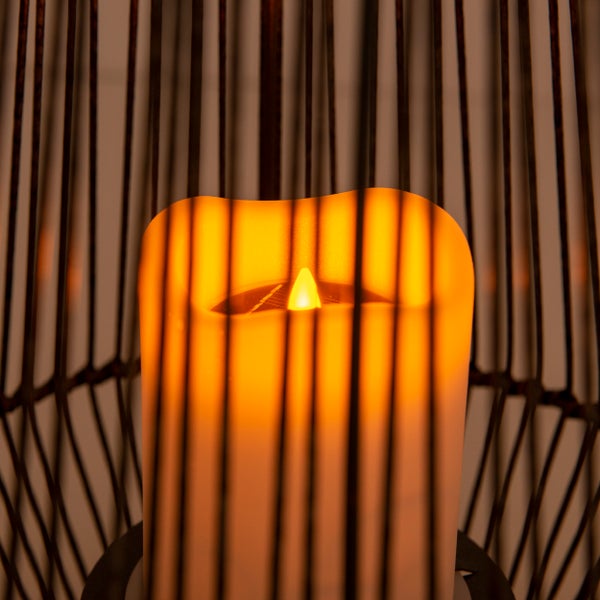 Dekorative LED-Kerze in einem Metall-Windlicht