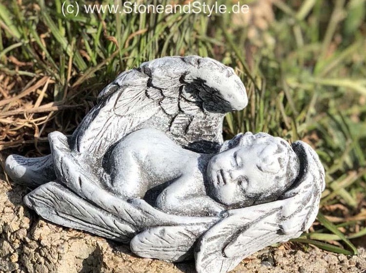 Steinfigur eines schlafenden Engels, wetterfeste Dekofigur aus Steinguss für den Garten.