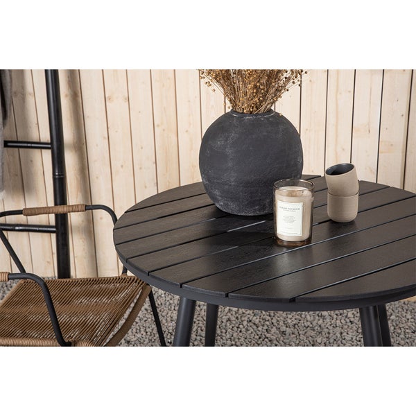 Szene mit Gartentisch, Stuhl, Vase, Kerze und Bechern