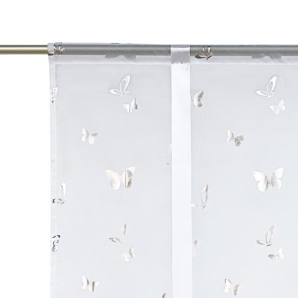 Gardine mit Schmetterlingsmuster auf einer Gardinenstange