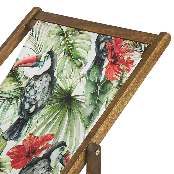 Detailansicht eines Liegestuhls mit Tukan und Hibiskus Motiv