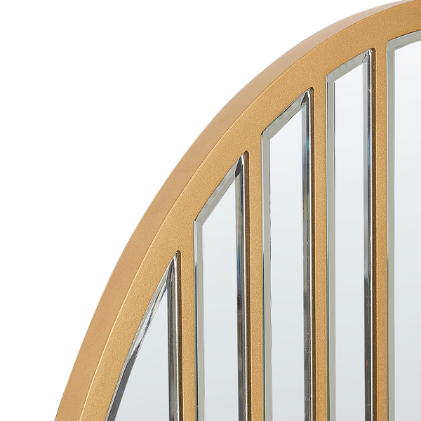 Detailansicht eines Spiegels mit halbrundem, goldenem Rahmen