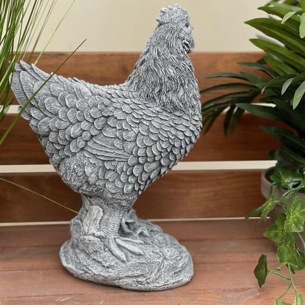 Gartenfigur Huhn aus Stein in detaillierter Optik für den Außenbereich