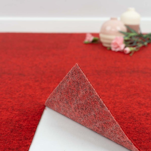 Roter Nadelfilz-Teppichboden mit Detailansicht der Faserstruktur und der Unterseite.