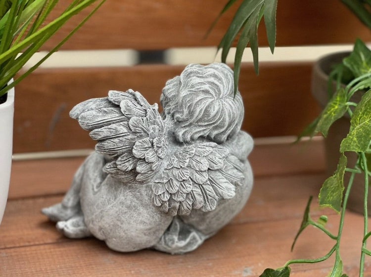 Steinfigur Engel, sitzende Engelsfigur für den Garten