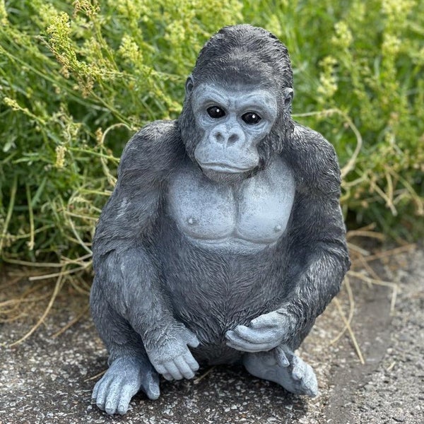 Detaillierte Gartenfigur in Form eines sitzenden Gorillas für die Außendekoration
