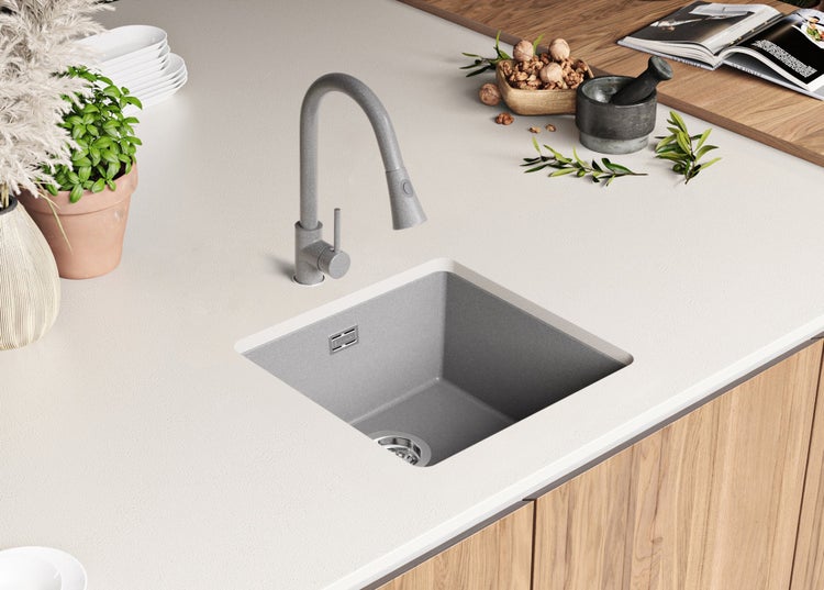 Küchenspüle mit Wasserhahn auf einer Arbeitsplatte