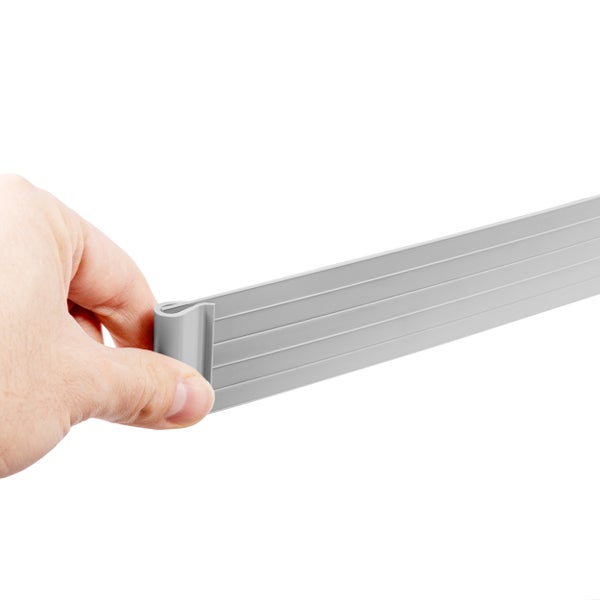 Hand hält Aluminiumprofil