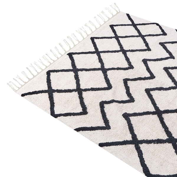 Rechteckiger Teppich mit geometrischem Rautenmuster und dekorativen Fransen.