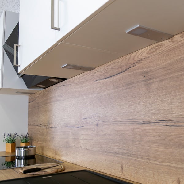 Küchenszene mit Kochfeld, Spüle und Arbeitsplatte mit Holzdekor