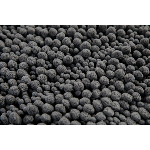 Nahaufnahme einer dunkelgrauen Chenille Badematte mit dichten weichen und runden Stoffnoppen