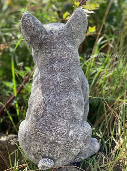 Steinguss Gartenfigur in Form einer sitzenden Französischen Bulldogge für den Außenbereich