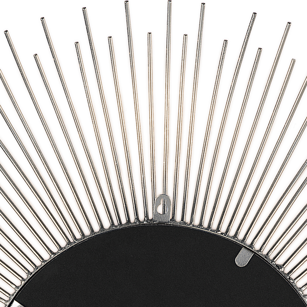 Dekoratives Interieur mit Spiegel, Kerzenständer und Vasen auf einem Sideboard