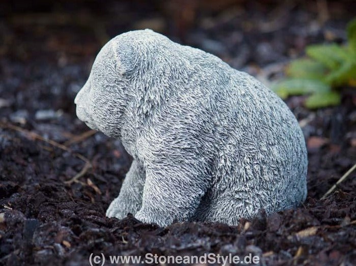 Dekorative Gartenfigur in Form eines sitzenden Bären aus Steinguss für die Gartengestaltung.
