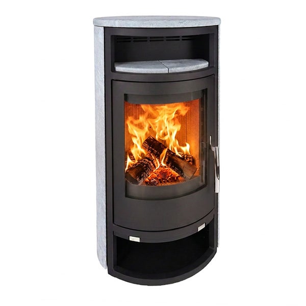 Kaminofen mit Natursteinverkleidung und Sichtfenster mit brennendem Holzfeuer