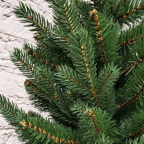 Detailansicht der Nadelzweige eines künstlichen Weihnachtsbaums