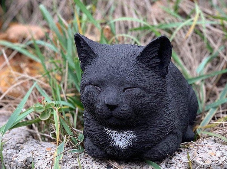 Gartenfigur schlafende Katze aus wetterfestem Material zur Dekoration im Außenbereich