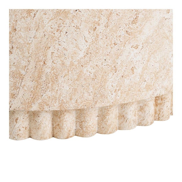 Detail eines Beistelltisches aus Travertin mit geriffelter Basis.