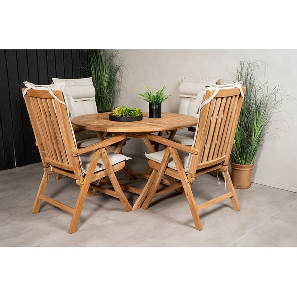 Rundes Gartenmöbel-Set aus Holz bestehend aus einem Tisch und vier Klappstühlen mit hellen Sitzpolstern und Rückenlehnenkissen.