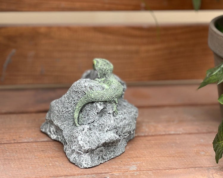 Dekorative Gartenfigur Eidechse auf einem Stein aus Kunststein für den Außenbereich