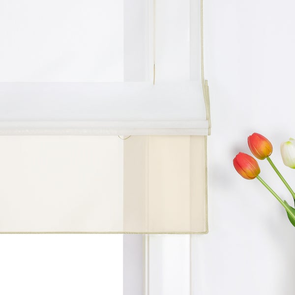 Beige Fensterrollo im geschlossenen Zustand