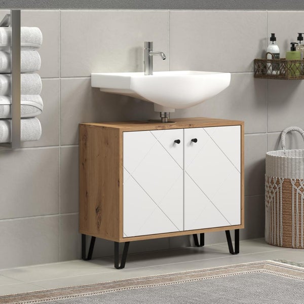 Badezimmer mit Waschbecken und Unterschrank mit Türen