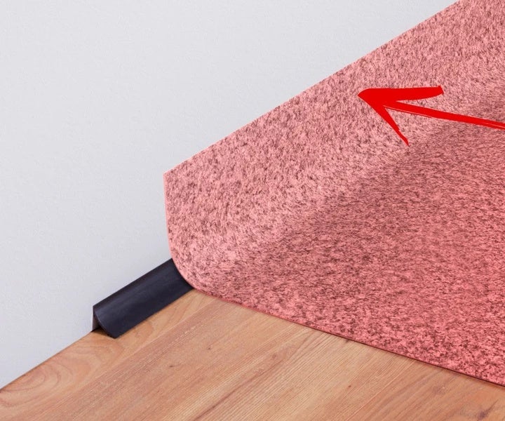 Szene mit Trittschalldämmung unter Laminatboden und einer Fußleiste