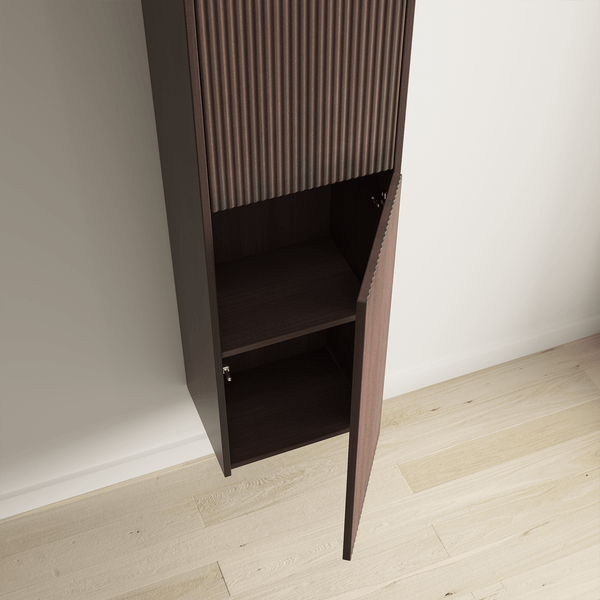 Wandhängender Badezimmer-Hochschrank mit geriffelter Front in dunkler Holzoptik, eine Tür ist geöffnet und zeigt Innenfächer.