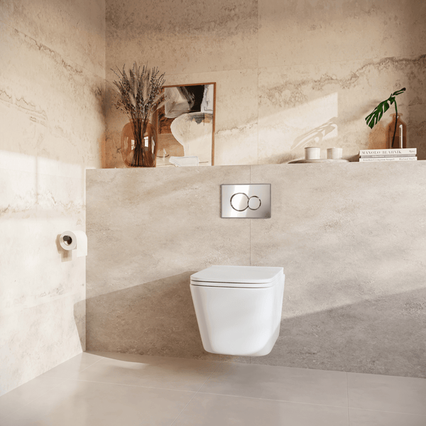 Modernes Bad mit wandhängendem WC, Unterputzspülkasten mit Betätigungsplatte und hellen Fliesen in Steinoptik.