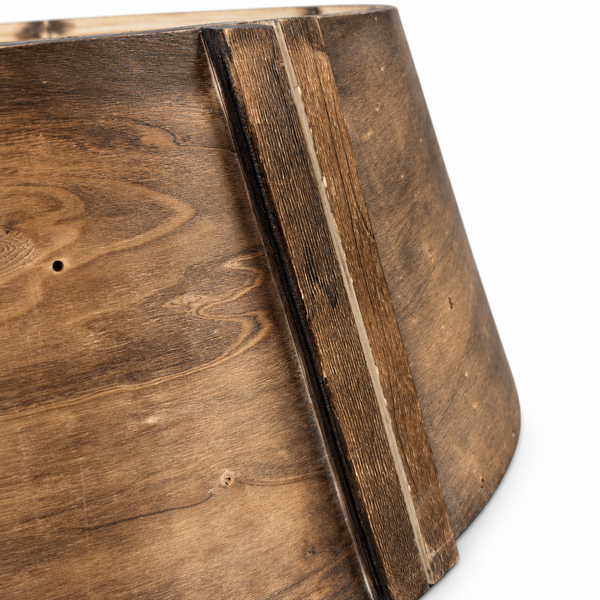 Detailansicht eines konischen Weihnachtsbaumständers aus Holz mit rustikaler Optik.