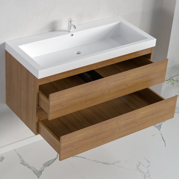 Moderner hängender Waschtischunterschrank aus Holz mit zwei offenen Schubladen, weißem rechteckigem Waschbecken und verchromter Armatur.