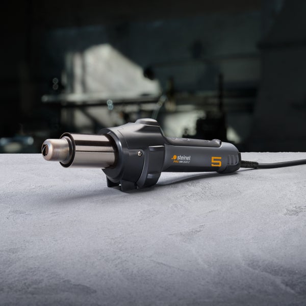 Heißluftgebläse Steinel Pro HM 2600 E mit Netzkabel auf einer Betonoberfläche.