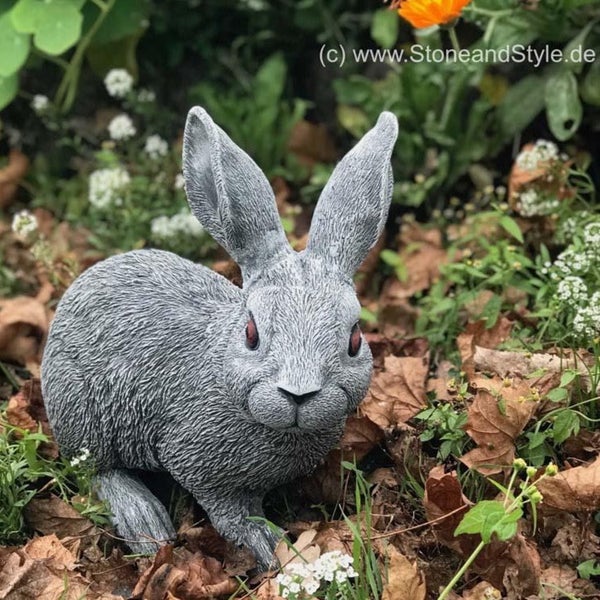 Steinfigur Hase als Gartendekoration für den Außenbereich