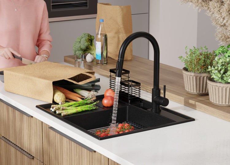 Küchenszene mit schwarzer Spüle, Armatur und frischem Gemüse
