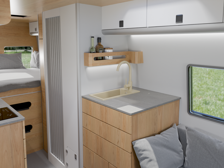 Modernes Wohnmobil Interieur mit kompakter Holzküche, Spülbecken, Wandregal und angrenzendem Schlafbereich.