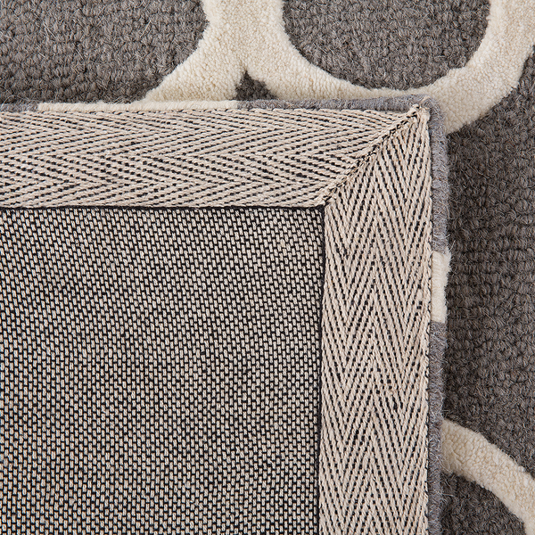 Detailansicht eines Teppichs mit geometrischem Muster