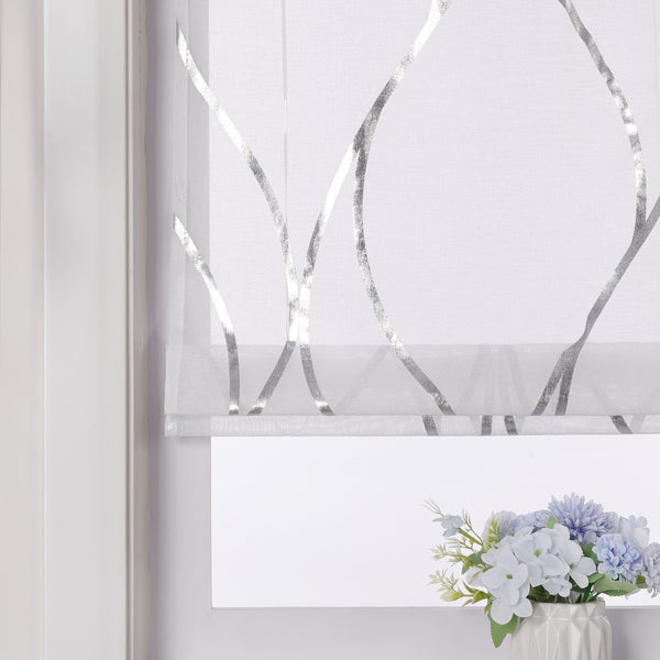 Dekoratives Faltrollo mit floralem Muster vor einem Fenster mit Blumenvase