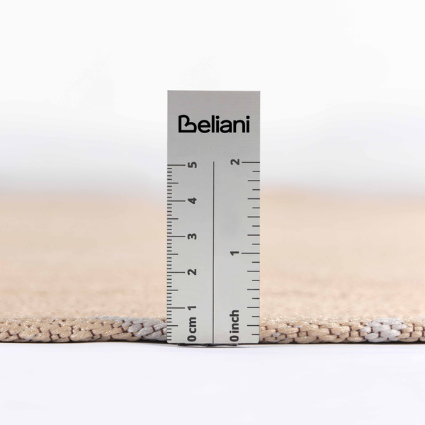 Dekorativer Teppich mit geometrischem Muster und Fransen