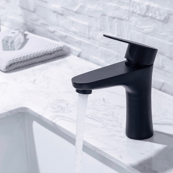 Moderne Waschtischarmatur in mattem Design mit Einhebelmischer, montiert auf einem Waschtisch mit laufendem Wasserstrahl.