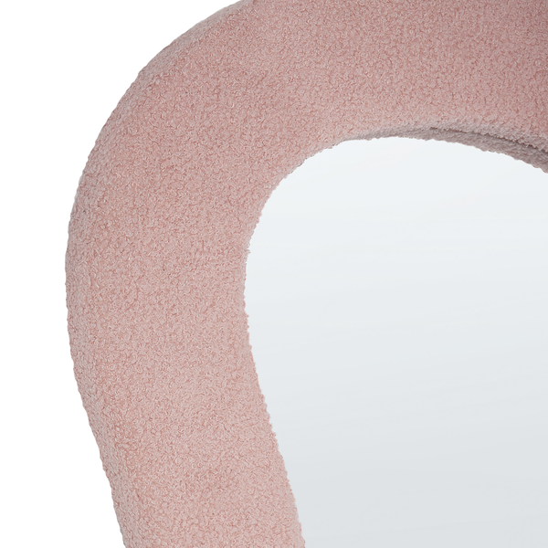 Detailansicht eines Spiegels mit weichem Stoffrahmen