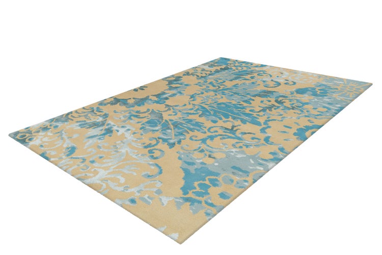 Rechteckiger Teppich mit ornamentalem Muster in Blau- und Beigetönen.
