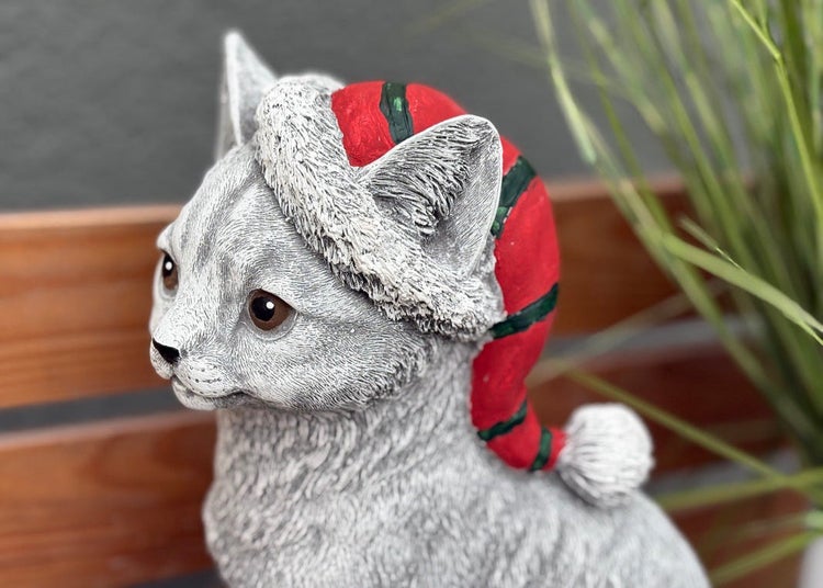 Dekorative Katzenfigur aus Stein in Weihnachtsoptik mit Mütze als Garten oder Wohndekoration