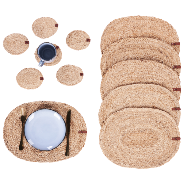 Jute-Platzsets und Untersetzer für Tassen auf einem Esstisch.