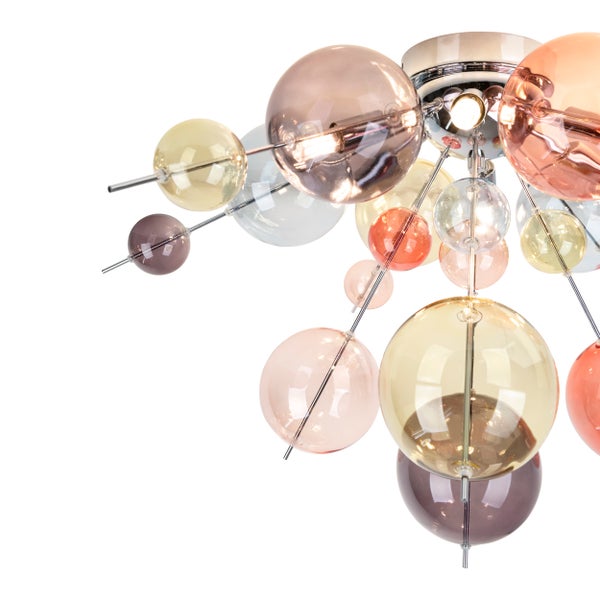 Wohnzimmer mit dekorativer Deckenleuchte, Sitzgelegenheit und Beistelltisch