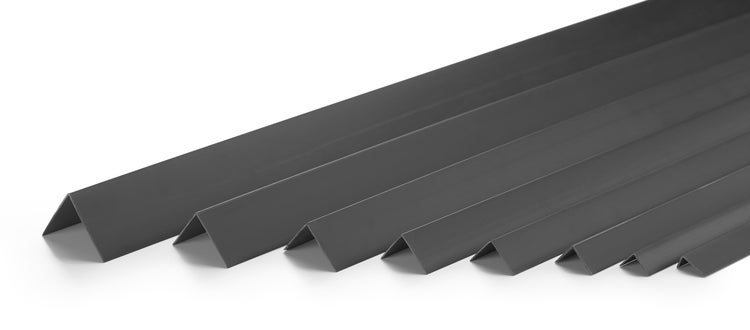 Mehrere Winkelprofile aus Metall in verschiedenen Größen