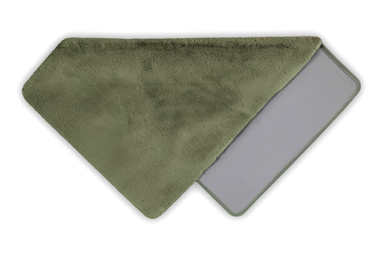 Runder grüner Teppich in Felloptik mit weicher Oberfläche.