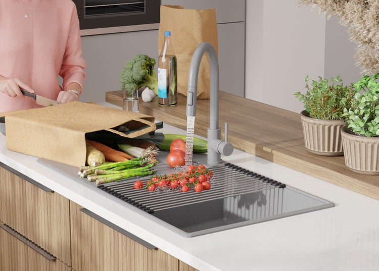 Küchenszene mit Spüle, Armatur und frischem Gemüse