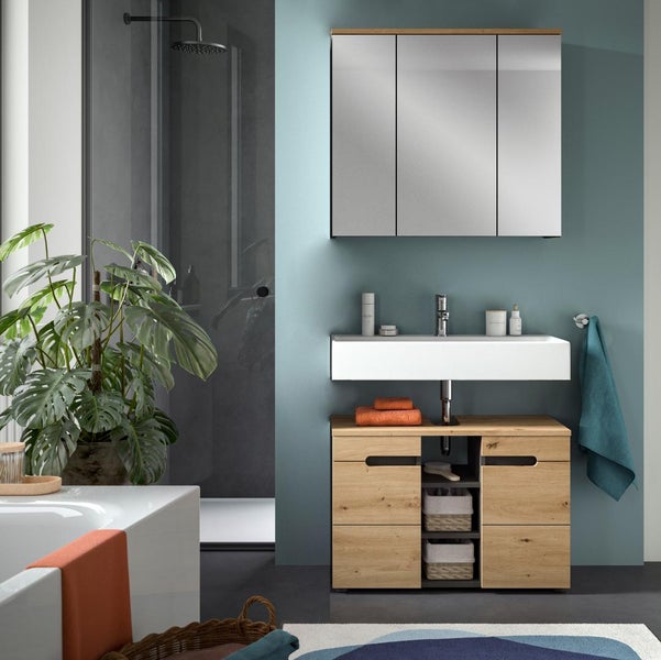 Helles Badezimmer mit Waschtisch, Spiegelschrank und Dusche.