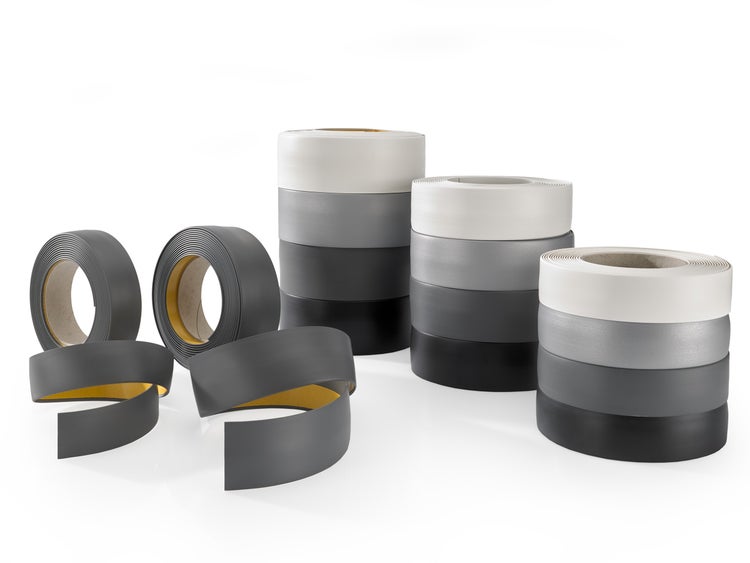 Mehrere Rollen Sockelleisten mit Klebeband