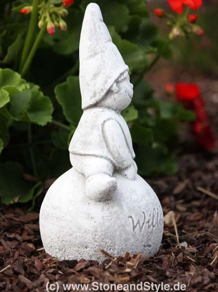 Steinfigur Zwerg auf Kugel für den Garten als wetterfeste Dekoration